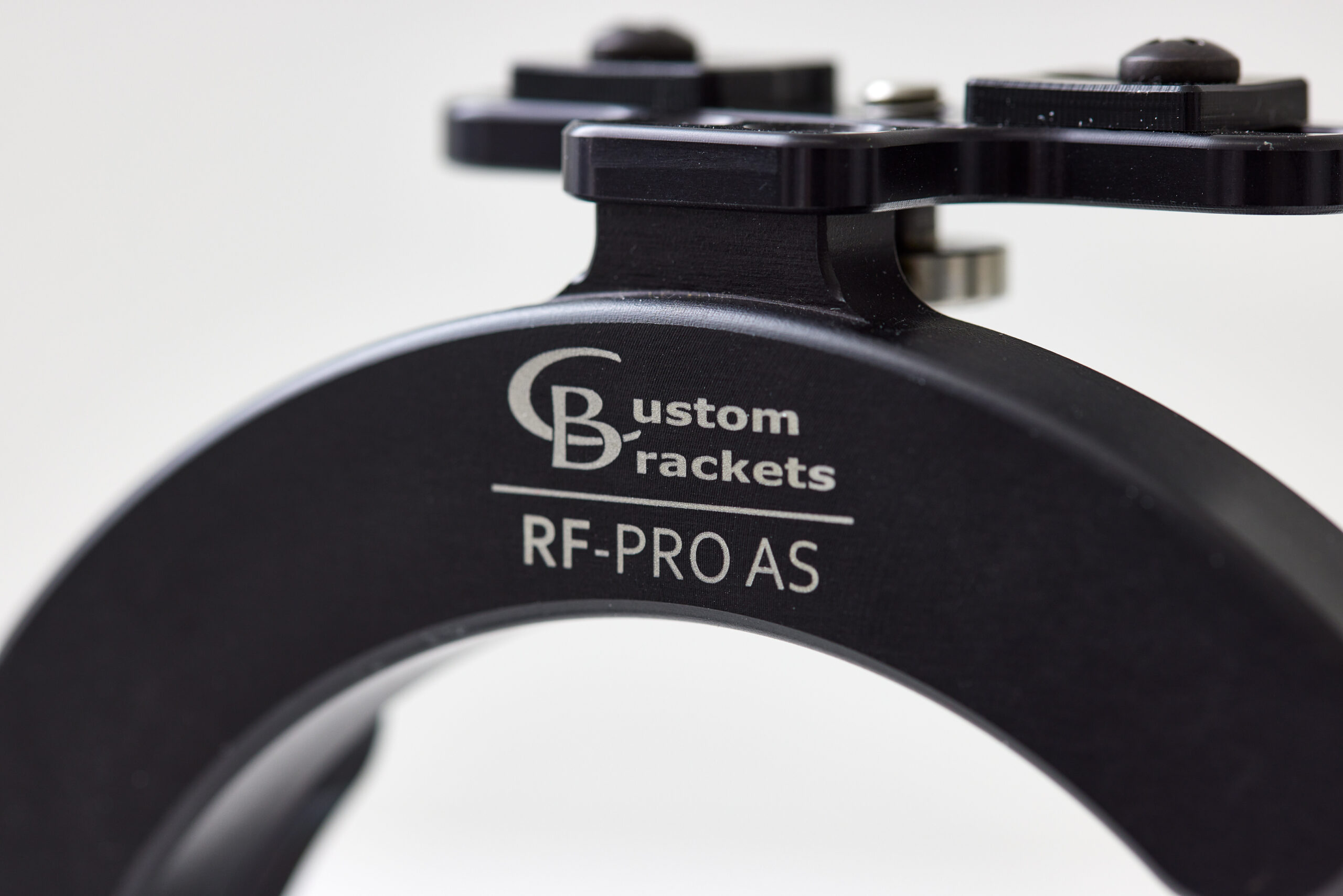 クリップオンストロボをワンタッチで縦位置に切り替えられるストロボブラケット：Custom Brackets RF-PRO レビュー