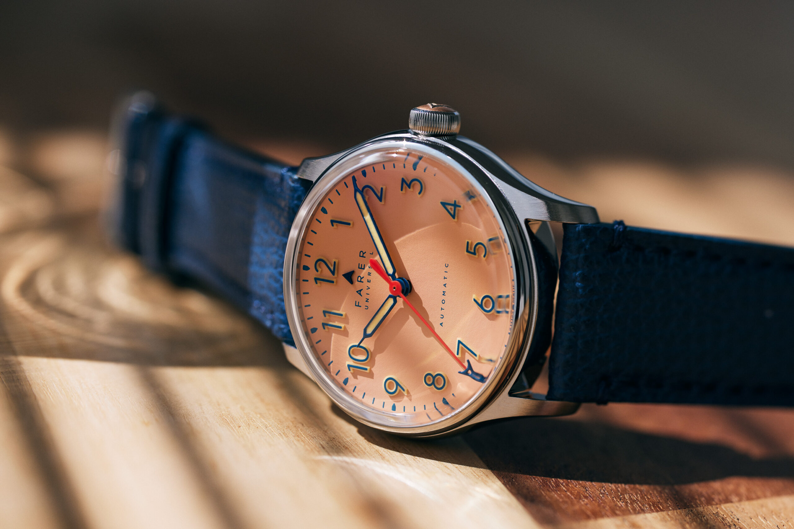 目を引くカラーとシンプルなデザインが調和した遊び心満点の腕時計：FARER RESOLUTE SORBET 36MMレビュー