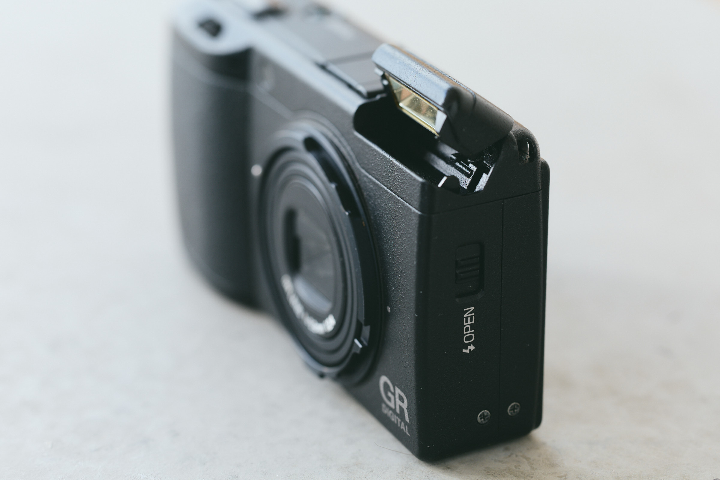 オールドコンデジがブームらしいので「RICOH GR DIGITAL II」を引っ張り出してみた