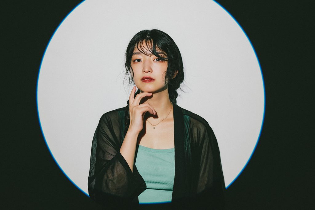 SP Airの円形光で撮影した女性のバストアップポートレート