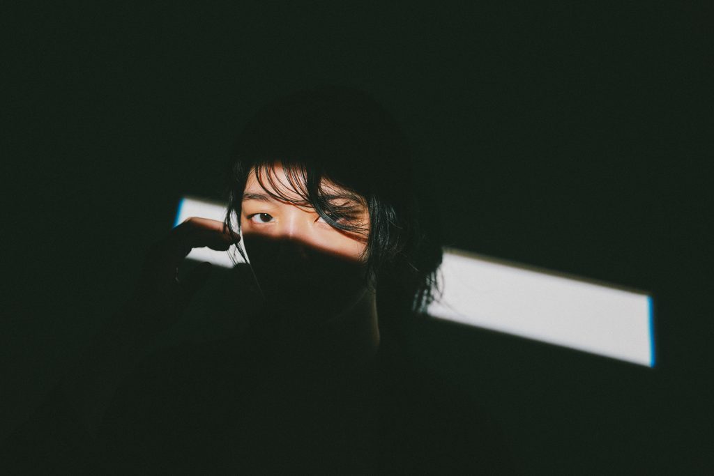 SP Airの細長い光を目元だけに当てた女性のポートレート
