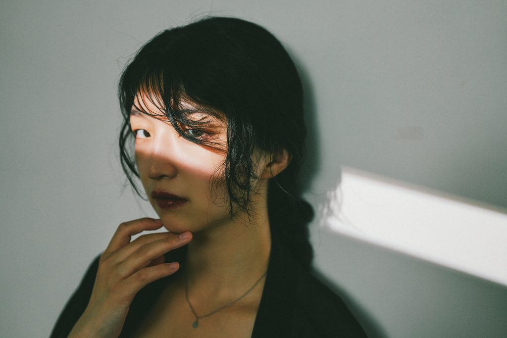 目元のスリット光にフィルライトを加えた女性のポートレート