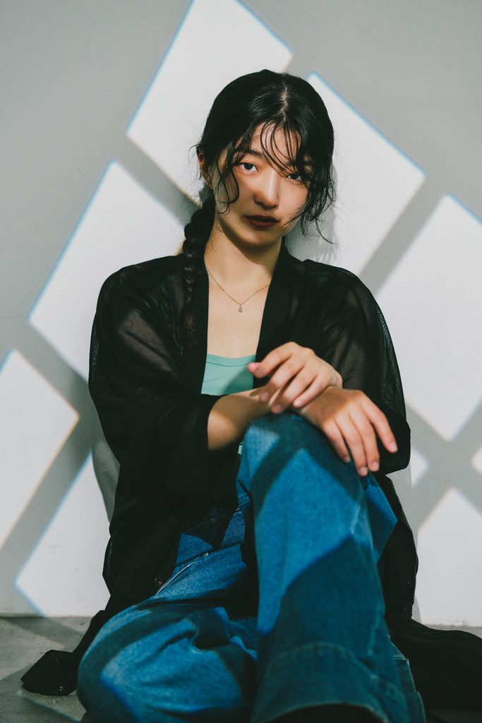 格子状のゴボの光と影を重ねた女性のポートレート
