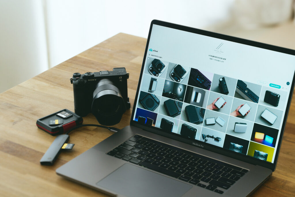 カメラとpCloudの写真共有ページを表示したMacBook