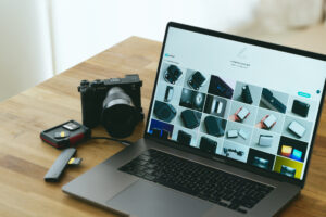 カメラとpCloudの写真共有ページを表示したMacBook
